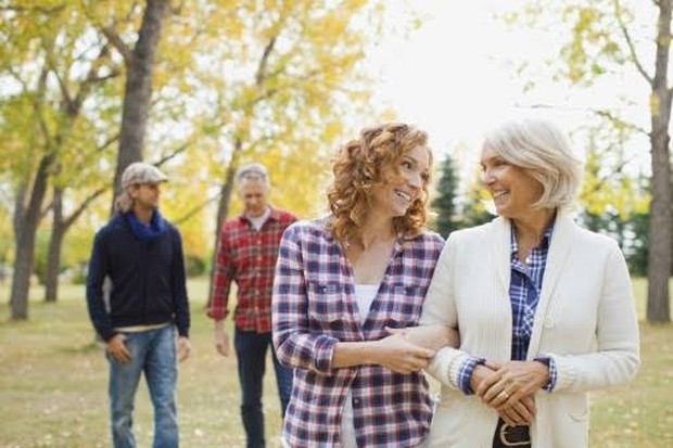 Tetaplah berkunjung ke rumah kekasi dan menjaga hubungan baik dengan orang tua pasangan meski mereka belum merestui kamu.