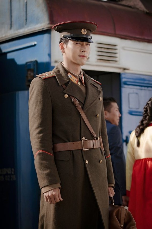 Dalam drama Crash Landing On You, Hyun Bin memakai seragam tantara Korea Utara.