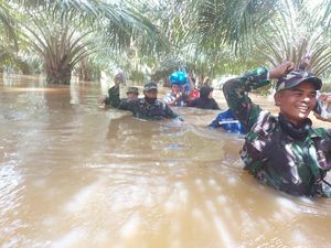 Seharian Terjebak Banjir di Perkebunan Sawit, 7 Warga Aceh Dievakuasi