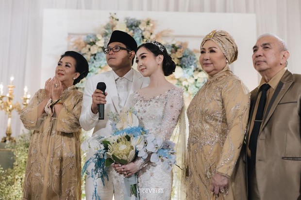 https://www.instagram.com/astaririri/ Dalam prosesi akad nikah, Asta Riri dan Rama tampil serasi serta elegan mengenakan busana warna putih.