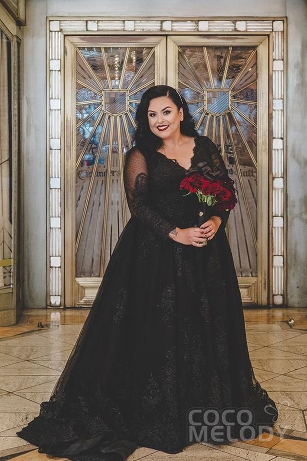 Koleksi foto busana pengantin berwarna hitam yang cocok digunakan buat pemilik tubuh plus size dan bisa membuat pengantin terlihat makin cantik.