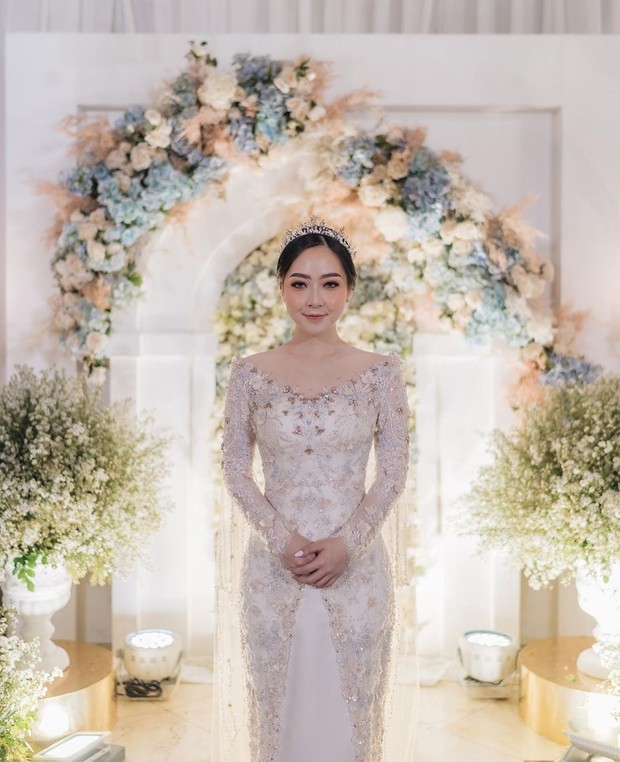 https://www.instagram.com/astaririri/ Kebaya Asta Riri makin elegan dengan taburan payet berwarna champagne (emas muda) dan light grey di semua permukaan, ditambah detail bunga.