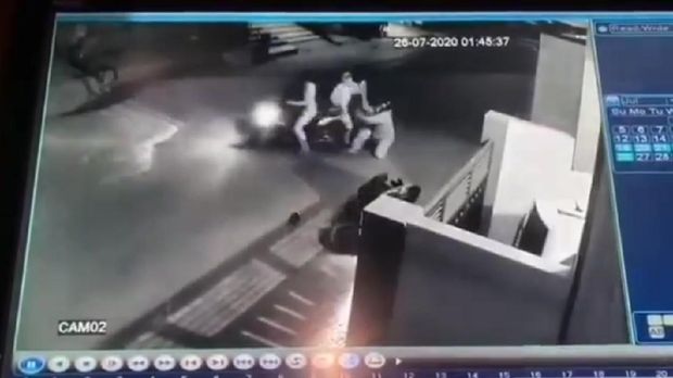 Aksi emak-emak melawan begal di Bekasi terekam kamera CCTV. Wanita itu terbilang berani lantaran sempat bergelut dengan pelaku yang membawa celurit.