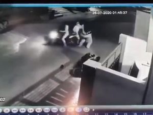 Aksi Heroik Emak-emak Lawan Begal di Bekasi Terekam CCTV