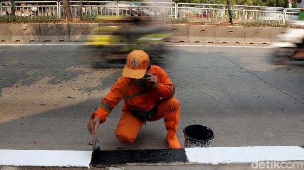 Aksi Pasukan Oranye Percantik Trotoar di Kawasan Simprug