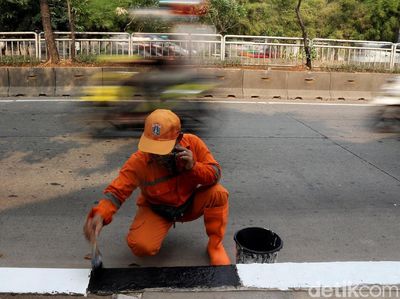 Aksi Pasukan Oranye Percantik Trotoar di Kawasan Simprug