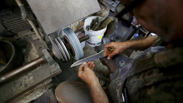 Mengintip Aktivitas Mengasah Pisau Jelang Idul Adha