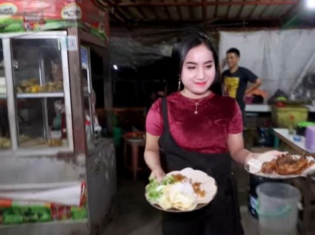 Laris Manis! Penjual Bebek Goreng Cantik Ini Diantre Pembeli Laris Manis! Penjual Bebek Goreng Cantik Ini Diantre Pembeli
