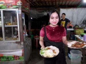 Laris Manis! Penjual Bebek Goreng Cantik Ini Diantre Pembeli Laris Manis! Penjual Bebek Goreng Cantik Ini Diantre Pembeli