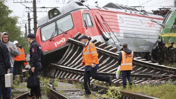 Bruk! Dua Kereta Barang Tabrakan