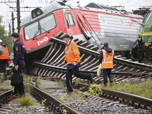 Bruk! Dua Kereta Barang Tabrakan