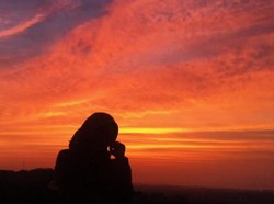 Mengintip Sunset yang Ciamik dari Candi Ratu Boko