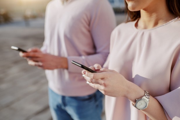 Kamu tidak perlu terlalu mau tahu tentang urusan sahabatmu dengan pacarnya. Jika sahabatmu bercerita, cukup dengarkan dan beri masukan sesuai porsinya.