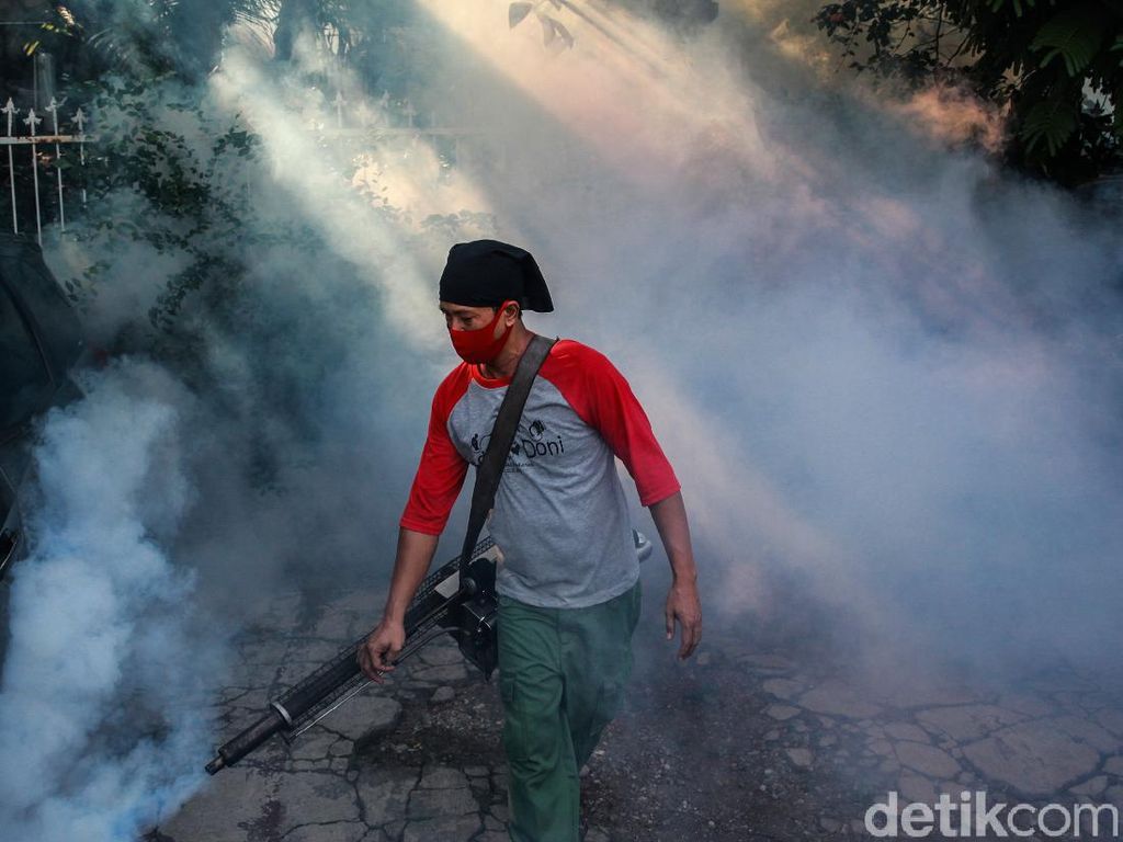 Cegah DBD dan Chikungunya, Kawasan Pondok Aren Difogging Cegah DBD dan Chikungunya, Kawasan Pondok Aren Difogging