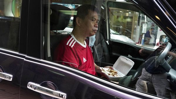 Gegara Corona, Warga Hong Kong Makan di Mobil-Depan Restoran