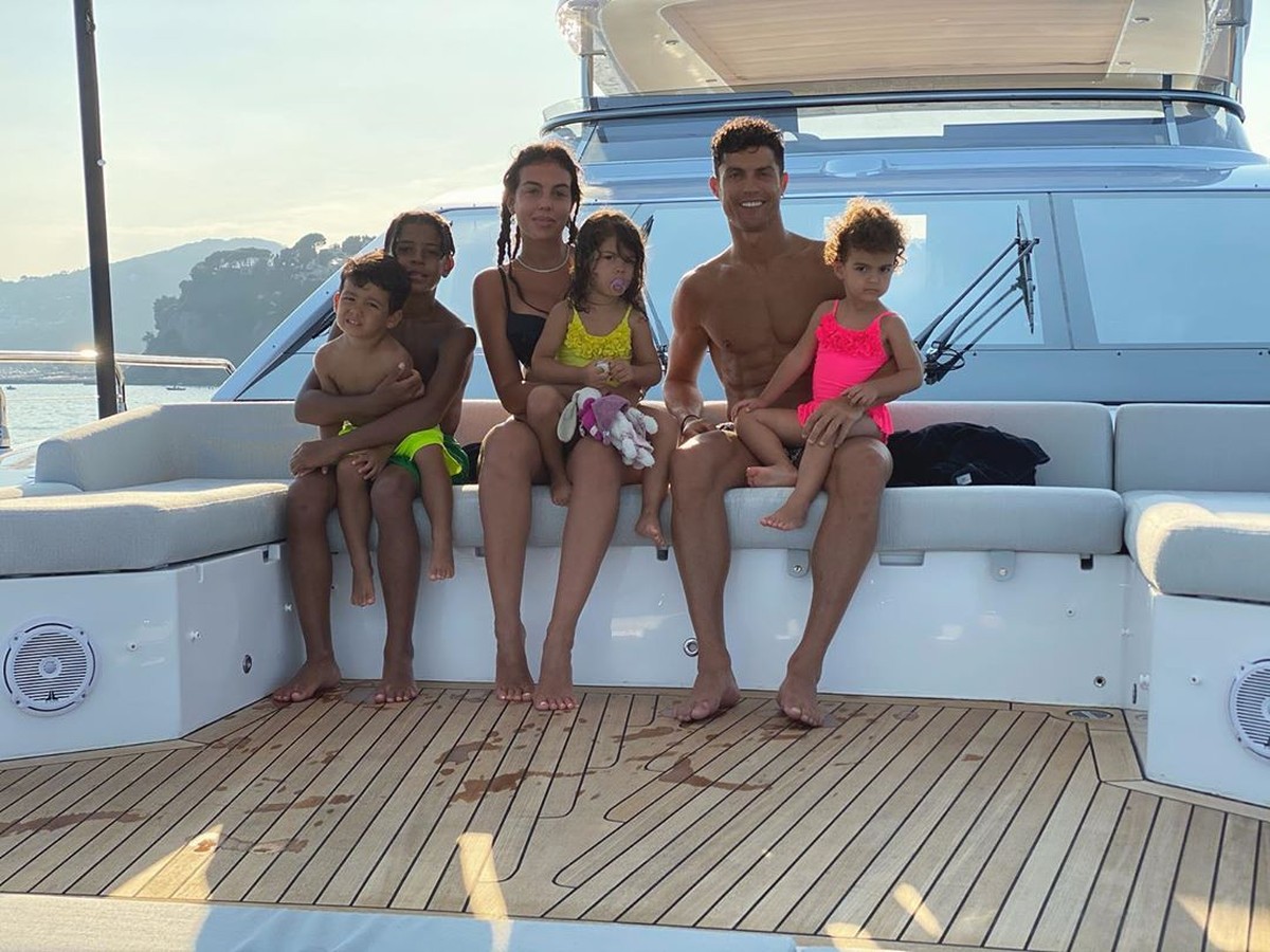 Cristiano Ronaldo Telanjang Dada dan Pacarnya Pamer Bikini (Instagram/cristiano)
