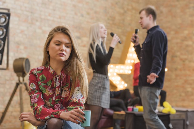 Perasaan cinta yang bisa tumbuh dengan sendirinya tanpa diminta juga pasti akan sulit dihindari. Termasuk perasaan suka pada pacar orang yang jelas tidak akan mudah ditepis karena pasti sering bertemu.