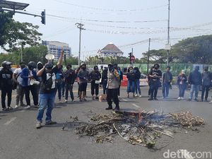 Demo Mahasiswa Unair Diwarnai Aksi Tutup Jalan dan Bakar Kayu