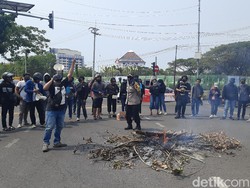 Demo Mahasiswa Unair Diwarnai Aksi Tutup Jalan dan Bakar Kayu