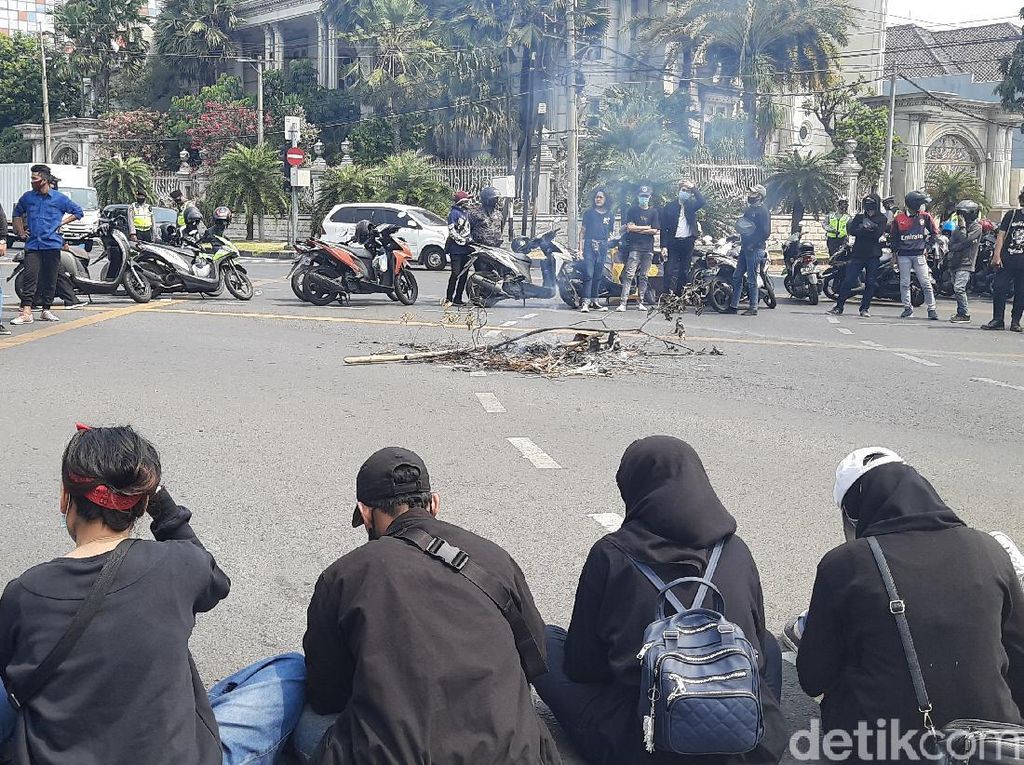 Puluhan Mahasiswa Demo Minta UKT Diturunkan, Ini Penjelasan Unair Puluhan Mahasiswa Demo Minta UKT Diturunkan, Ini Penjelasan Unair