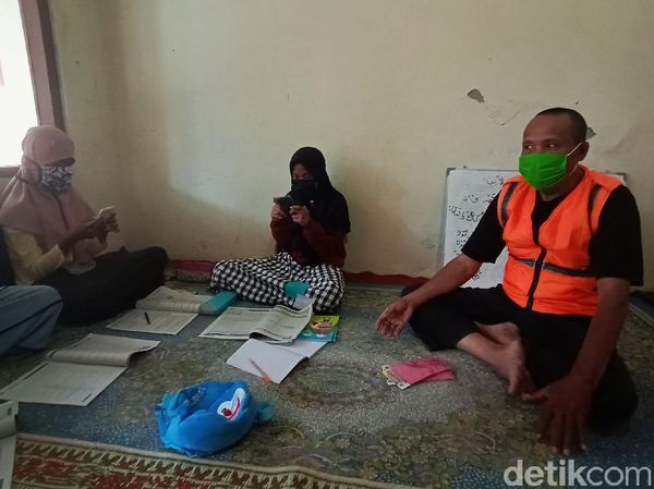 Hebat! Driver Ojek Ini Beri WiFi Gratis untuk Belajar Online