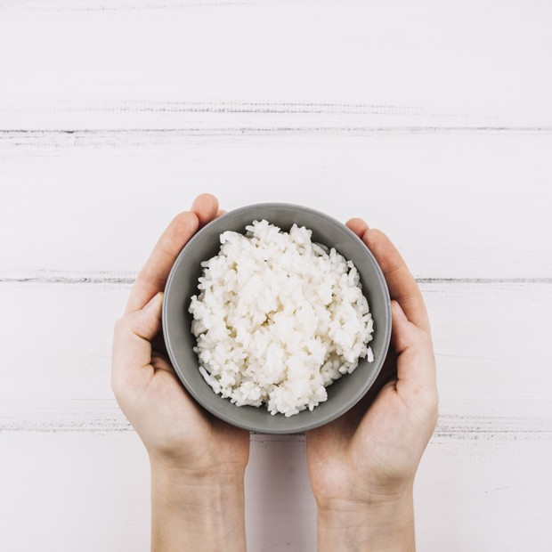 Letakkan nasi dalam wadah alumunium karena nantinya akan dipanggang.