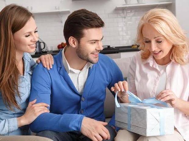 Kamu bisa memanfaatkan momen ulang tahun untuk meluluhkan hati dan mendapat restu calon mertua.