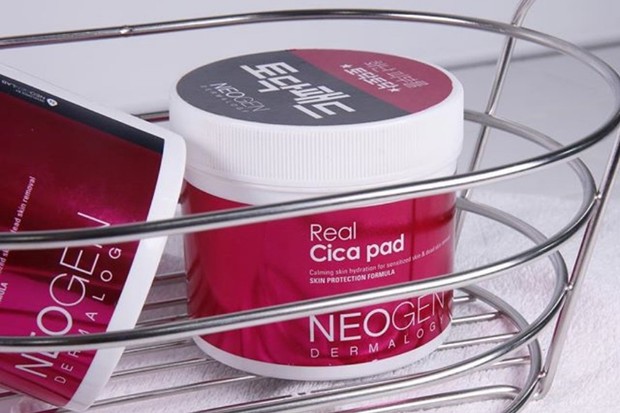 salah satu skincare berbahan centella asiatica yang sayang dilewatkan adalah Neogen Dermalogy Real Cica Pads