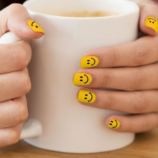 Emoji nail art akan membuat kuku terlihat manis.