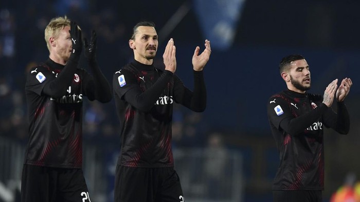 (From L) AC Milans Danish defender Simon Kjaer, AC Milans Swedish forward Zlatan Ibrahimovic and AC Milans French defender Theo Hernandez applaud at the end of the Italian Serie A football match between Brescia and AC Milan on January 24, 2020 at the Mario Rigamonti stadium in Brescia. (Photo by MIGUEL MEDINA / AFP)