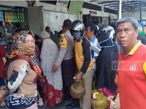 Gas 3 Kg Langka, Warga Parepare Berdesakan di Agen Penjualan Gas 3 Kg Langka, Warga Parepare Berdesakan di Agen Penjualan