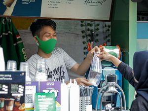 Lihat Celah Bisnis Saat Pandemi, Dede Cari Cuan Lewat GrabKios Lihat Celah Bisnis Saat Pandemi, Dede Cari Cuan Lewat GrabKios