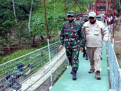 Rasa Bahagia Warga Kampung di Sukabumi Miliki Jembatan Gantung Baru