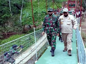 Rasa Bahagia Warga Kampung di Sukabumi Miliki Jembatan Gantung Baru Rasa Bahagia Warga Kampung di Sukabumi Miliki Jembatan Gantung Baru