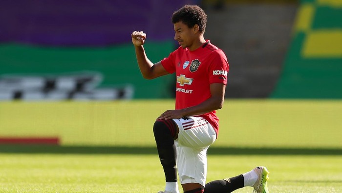 NORWICH, ENGLAND - JUNE 27: Jesse Lingard of Manchester United takes a knee in support of the Black Lives Matter movement during the FA Cup Quarter Final match between Norwich City and Manchester United at Carrow Road on June 27, 2020 in Norwich, England. (Photo by Catherine Ivill/Getty Images)