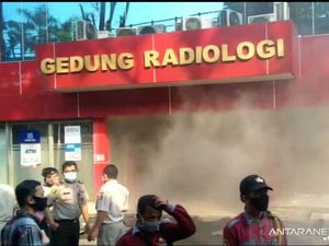 Kebakaran di RS Polri Jaktim, Asap Tebal Keluar dari Gedung Radiologi
