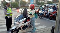 Lewati Garis Saat Lampu Merah, Ini Sanksi Tilangnya!