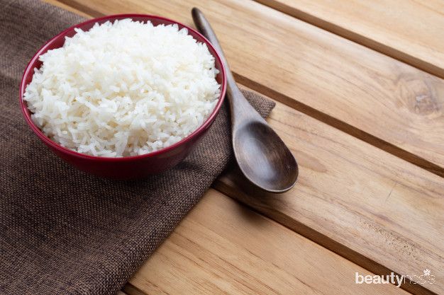 Panaskan mentega pada wajan. Tumis bawang merah dan bawang bombay yang telah dicincang. Ketika sudah berwarna coklat dan mengeluarkan bau harum, masukkan nasi. Aduk nasi sampai bercampur dengan tumisan bawang.