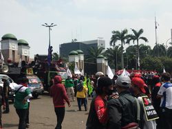 Massa Buruh Kembali Mendatangi Kawasan Gedung DPR