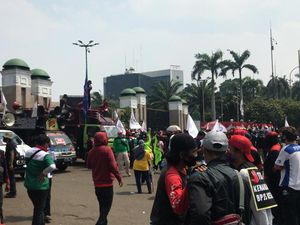 Massa Buruh Kembali Mendatangi Kawasan Gedung DPR