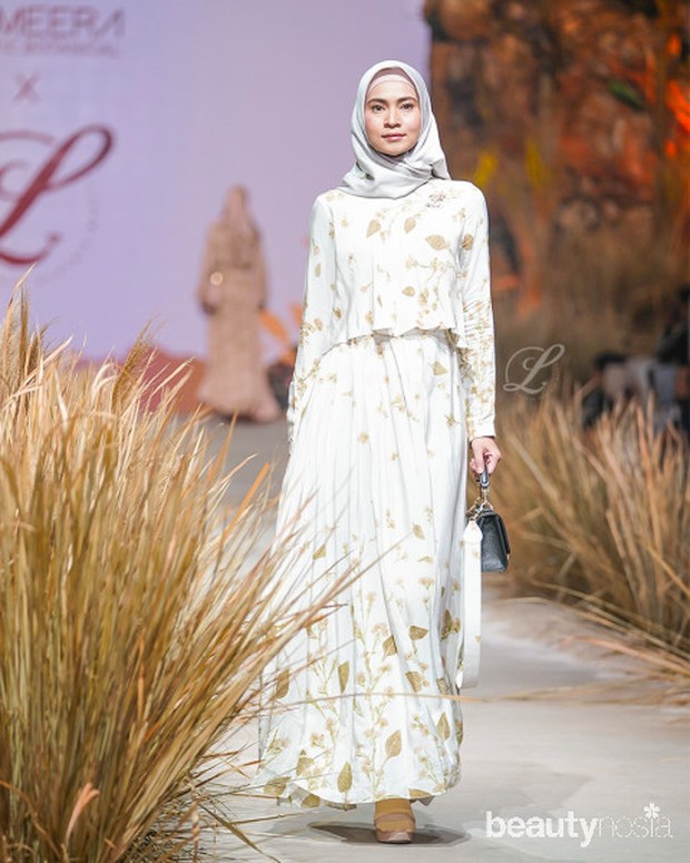 MF 2 dress/lbylcb.com Dress ini memiliki variasi penutup dada sehingga terlihat lebih simpel dan elegan.