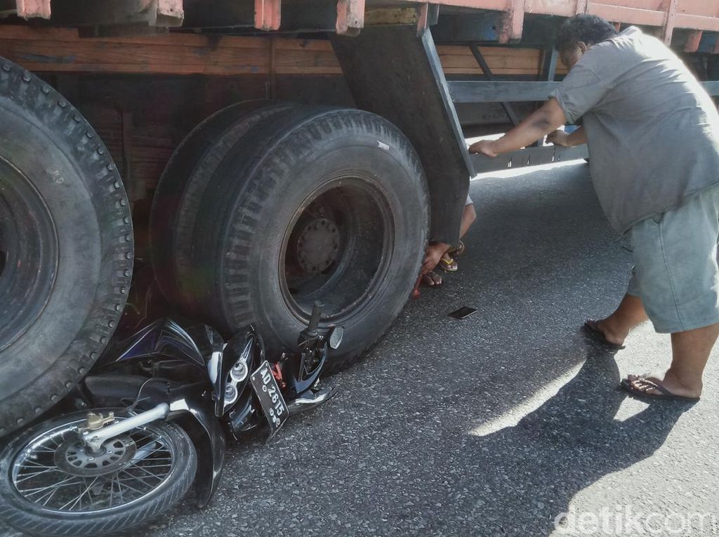 Berkendara di Dekat Truk? Segera Menjauh, Anda Dalam Bahaya! Berkendara di Dekat Truk? Segera Menjauh, Anda Dalam Bahaya!