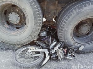 Nyaris! Motornya Ringsek Dilindas Truk, Pria Ini Selamat dari Maut