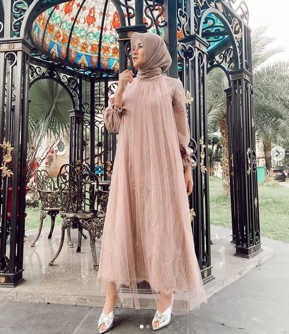 7 Inspirasi OOTD Idul Adha yang Stylish untuk Wanita 30-an