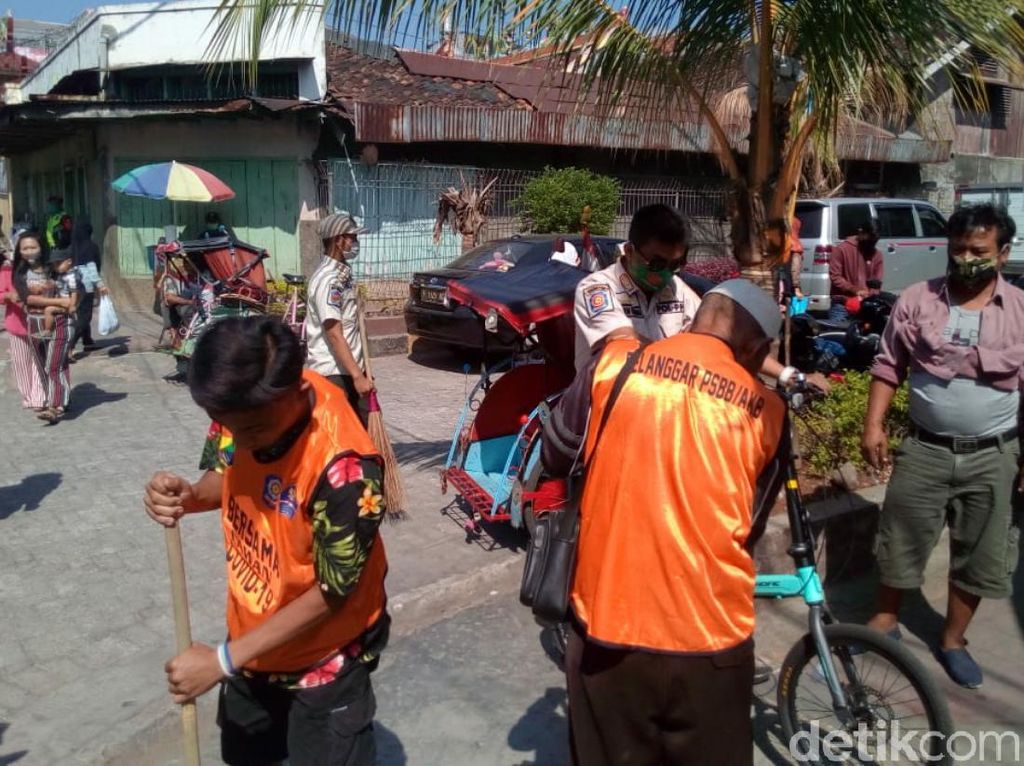 Tak Pakai Masker, 22 Warga Dihukum Bersihkan Trotoar-Jalan di Cianjur Tak Pakai Masker, 22 Warga Dihukum Bersihkan Trotoar-Jalan di Cianjur