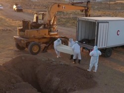 Traktor Bantu Prosedur Pemakaman Jenazah Covid-19 di Irak