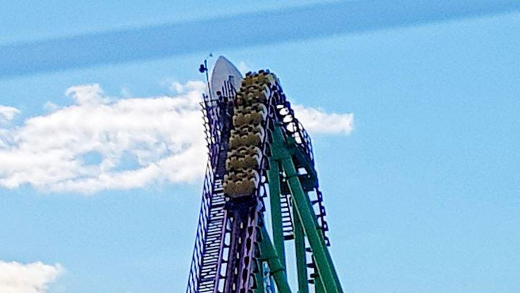 Detik-detik Penumpang Terjebak di Roller Coaster Setinggi 45 Meter di Inggris