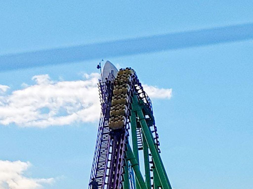 Detik-detik Penumpang Terjebak di Roller Coaster Setinggi 45 Meter di Inggris Detik-detik Penumpang Terjebak di Roller Coaster Setinggi 45 Meter di Inggris
