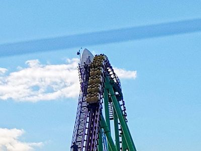 Detik-detik Penumpang Terjebak di Roller Coaster Setinggi 45 Meter di Inggris
