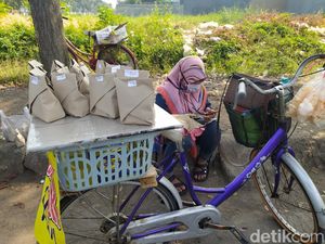Potret Kakak Beradik di Sidoarjo Belajar Daring Sambil Jualan Nasi Bungkus
